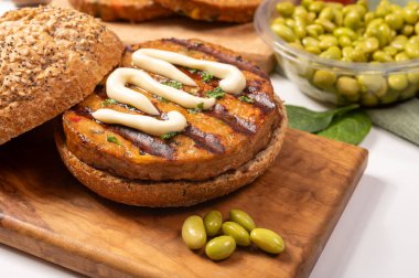 Mayonezli burger, vejetaryen ya da vejetaryen köfteli çörek ya da soya fasulyesi, tahıl, sebze ve ızgara sağlıklı yemek hamburgerleri.