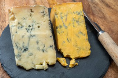 Peynir koleksiyonu, İngiliz ineği sütü yarı yumuşak, parçalanmış mavi ayaklık ve mavi sarı shropshire peyniri yakın, peynir tatma çiftliği