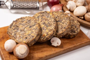 Lezzetli organik vejetaryen yemekleri, köfteli hamburgerler, mantarlar, vegan peyniri ve soğan.