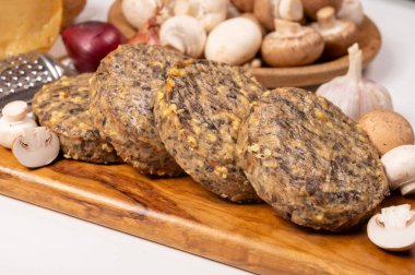 Lezzetli organik vejetaryen yemekleri, köfteli hamburgerler, mantarlar, vegan peyniri ve soğan.