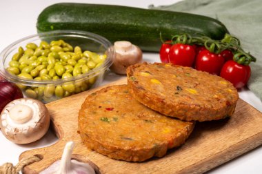 Pişmemiş vejetaryen köfteler veya hamburgerler tahıl, soya fasulyesi, sebze ve baklagillerden yapılır.
