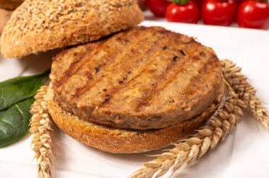 Vejetaryen veya vejetaryen köftelerden hamburgerler yapmak veya tahıldan yapılmış hamburgerler, hayati buğday glüten yemekleri, ızgara sağlıklı yiyecekler.