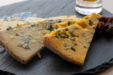 Peynir tabağı, İngiliz sütü yarı yumuşak, parçalanmış mavi ayaklık ve mavi sarı shropshire peyniri yakın, peynir tatma çiftliği, dilimlenmiş peynir