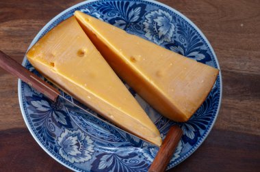 Hollanda peyniri, Hollanda, Noord-Hollanda 'da üretilen inek sütünden yapılır.