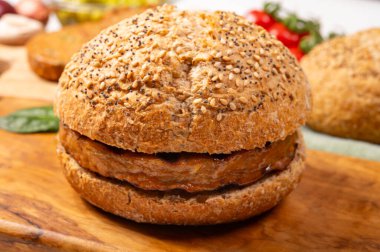 Hamburger, vejetaryen ya da vejetaryen köfteli çörekler ya da soya fasulyesi, tahıl, sebze, ızgara sağlıklı yiyecek ve yiyecek kavramından yapılmış hamburgerler yap.