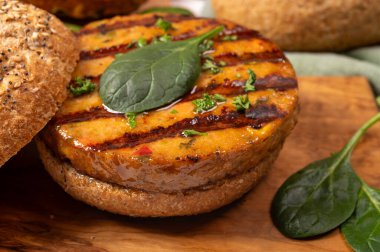 Hamburger, vejetaryen ya da vejetaryen köfteli çörekler ya da soya fasulyesi, tahıl, sebze, ızgara sağlıklı yiyecek ve yiyecek kavramından yapılmış hamburgerler yap.