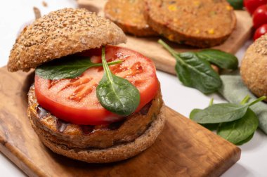 Hamburger, vejetaryen ya da vejetaryen köfteli çörekler ya da soya fasulyesi, tahıl, sebze, ızgara sağlıklı yiyecek ve yiyecek kavramından yapılmış hamburgerler yap.
