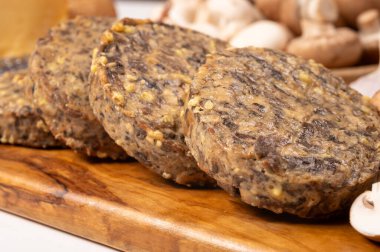 Lezzetli organik vejetaryen yemekleri, köfteli hamburgerler, mantarlar, vegan peyniri ve soğan.