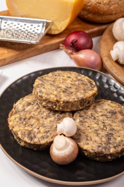 Lezzetli organik vejetaryen yemekleri, köfteli hamburgerler, mantarlar, vegan peyniri ve soğan.