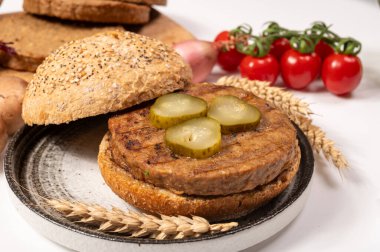Vejetaryen veya vejetaryen köftelerden hamburgerler yapmak veya tahıldan yapılmış hamburgerler, hayati buğday glüten yemekleri, ızgara sağlıklı yiyecekler.