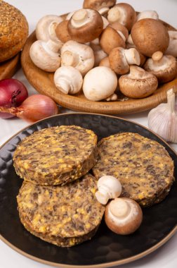 Lezzetli organik vejetaryen yemekleri, köfteli hamburgerler, mantarlar, vegan peyniri ve soğan.
