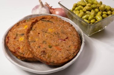 Pişmemiş vejetaryen köfteler veya hamburgerler tahıl, soya fasulyesi, sebze ve baklagillerden yapılır.