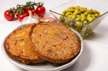 Pişmemiş vejetaryen köfteler veya hamburgerler tahıl, soya fasulyesi, sebze ve baklagillerden yapılır.