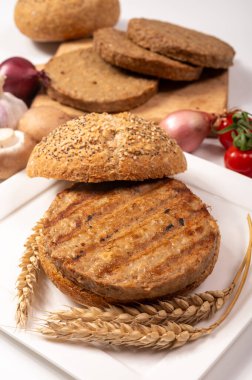 Vejetaryen veya vejetaryen köftelerden hamburgerler yapmak veya tahıldan yapılmış hamburgerler, hayati buğday glüten yemekleri, ızgara sağlıklı yiyecekler.