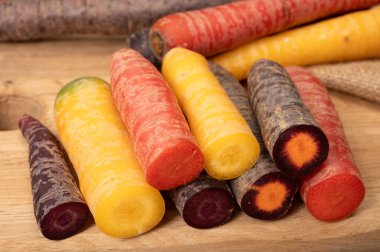 Renkli taze çiğ mor, sarı, kırmızı ve mor turuncu havuç Hollanda 'daki seradan sebze kökü, sağlıklı besin maddeleri.