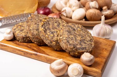 Lezzetli organik vejetaryen yemekleri, köfteli hamburgerler, mantarlar, vegan peyniri ve soğan.