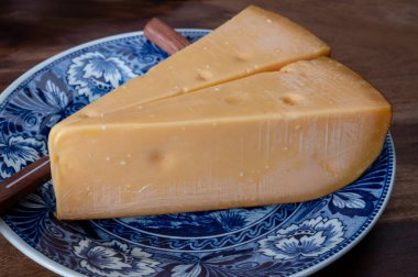 Hollanda peyniri, Hollanda, Noord-Hollanda 'da üretilen inek sütünden yapılır.