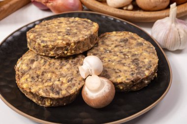 Lezzetli organik vejetaryen yemekleri, köfteli hamburgerler, mantarlar, vegan peyniri ve soğan.