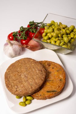 Pişmemiş vejetaryen köfteler veya hamburgerler tahıl, soya fasulyesi, sebze ve baklagillerden yapılır.