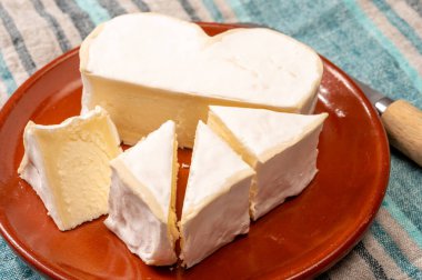 Peynir koleksiyonu, Normandiya 'dan Fransız peyniri, çiğ sütten yapılmış kalp şeklinde neufchatel.