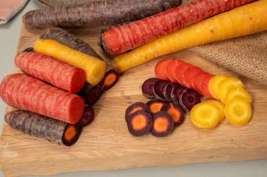 Renkli taze çiğ mor, sarı, kırmızı ve mor turuncu havuç Hollanda 'daki seradan sebze kökü, sağlıklı besin maddeleri.