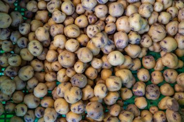 Küçük tatlı patates papalar markette, ana yemek kanarya adalarında, İspanya 'da, tuzla pişirilip mojo sosuyla servis ediliyor.