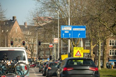 Hollanda 'da karayolu ihlali, Hollanda otoyollarında yüksek kaliteli asfalt üzerinde güvenli sürüş, A2, trafik sıkışıklığı sorunları, yol sıkıntısı, çok sayıda araba, yoğun saatler, trafik işaretleri