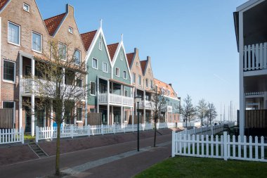 Kuzey Hollanda 'da turistler, Amsterdam yakınlarındaki eski otantik balıkçı köyü Volendam' da eski evler ve ilkbaharda dar sokaklar