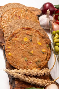 Pişmemiş vejetaryen köfteler veya hamburgerler tahıl, soya fasulyesi, sebze ve baklagillerden yapılır.