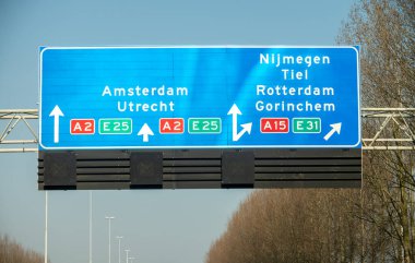 Hollanda 'da karayolu ihlali, Hollanda otoyollarında yüksek kaliteli asfalt üzerinde güvenli sürüş, A2, trafik sıkışıklığı sorunları, yol sıkıntısı, çok sayıda araba, yoğun saatler, trafik işaretleri