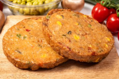 Pişmemiş vejetaryen köfteler veya hamburgerler tahıl, soya fasulyesi, sebze ve baklagillerden yapılır.