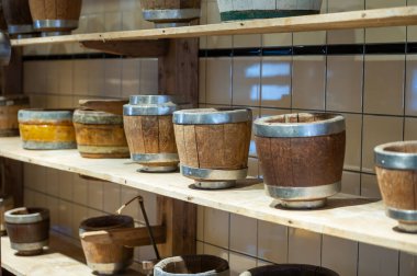 Kuzey Hollanda, Hollanda 'daki peynir fabrikasında inek sütlü peynir üretim süreci, eski Hollanda peynir çiftliği