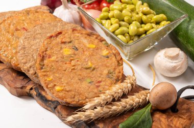 Pişmemiş vejetaryen köfteler veya hamburgerler tahıl, soya fasulyesi, sebze ve baklagillerden yapılır.