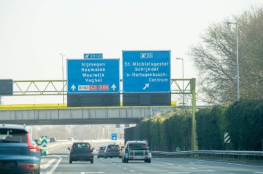 Hollanda 'da karayolu ihlali, Hollanda otoyollarında yüksek kaliteli asfalt üzerinde güvenli sürüş, A2, trafik sıkışıklığı sorunları, yol sıkıntısı, çok sayıda araba, yoğun saatler, trafik işaretleri