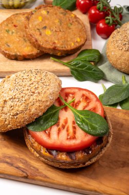 Hamburger, vejetaryen ya da vejetaryen köfteli çörekler ya da soya fasulyesi, tahıl, sebze, ızgara sağlıklı yiyecek ve yiyecek kavramından yapılmış hamburgerler yap.