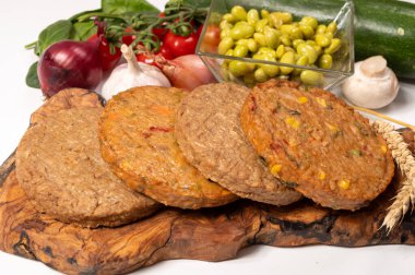 Pişmemiş vejetaryen köfteler veya hamburgerler tahıl, soya fasulyesi, sebze ve baklagillerden yapılır.