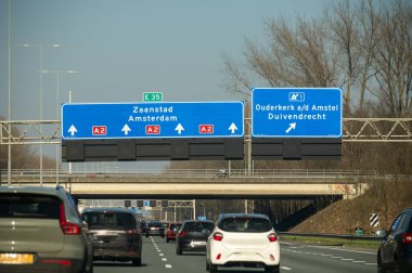 Hollanda 'da karayolu ihlali, Hollanda otoyollarında yüksek kaliteli asfalt üzerinde güvenli sürüş, A2, trafik sıkışıklığı sorunları, yol sıkıntısı, çok sayıda araba, yoğun saatler, trafik işaretleri