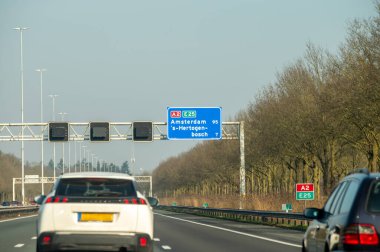 Hollanda 'da karayolu ihlali, Hollanda otoyollarında yüksek kaliteli asfalt üzerinde güvenli sürüş, A2, trafik sıkışıklığı sorunları, yol sıkıntısı, çok sayıda araba, yoğun saatler, trafik işaretleri