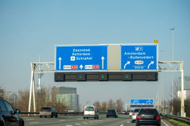 Hollanda 'da karayolu ihlali, Hollanda otoyollarında yüksek kaliteli asfalt üzerinde güvenli sürüş, A2, trafik sıkışıklığı sorunları, yol sıkıntısı, çok sayıda araba, yoğun saatler, trafik işaretleri