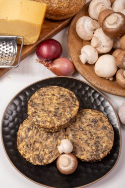 Lezzetli organik vejetaryen yemekleri, köfteli hamburgerler, mantarlar, vegan peyniri ve soğan.