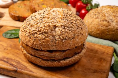 Hamburger, vejetaryen ya da vejetaryen köfteli çörekler ya da soya fasulyesi, tahıl, sebze, ızgara sağlıklı yiyecek ve yiyecek kavramından yapılmış hamburgerler yap.