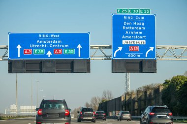 Hollanda 'da karayolu ihlali, Hollanda otoyollarında yüksek kaliteli asfalt üzerinde güvenli sürüş, A2, trafik sıkışıklığı sorunları, yol sıkıntısı, çok sayıda araba, yoğun saatler, trafik işaretleri