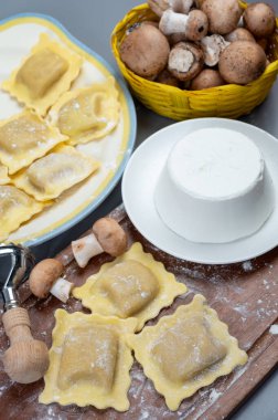 İtalyan yemeği, taze ev yapımı makarna ravioli köftesi ricotta yumuşak peynirli ve şampiyon porcini mantarlı, Parma, Emilia Romagna, İtalya, kapatın.