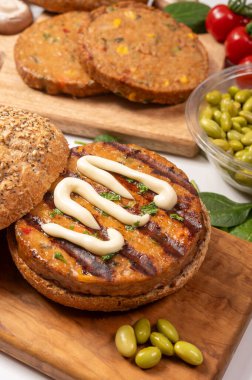 Mayonezli burger, vejetaryen ya da vejetaryen köfteli çörek ya da soya fasulyesi, tahıl, sebze ve ızgara sağlıklı yemek hamburgerleri.