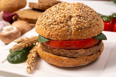 Vejetaryen veya vejetaryen köftelerden hamburgerler yapmak veya tahıldan yapılmış hamburgerler, hayati buğday glüten yemekleri, ızgara sağlıklı yiyecekler.