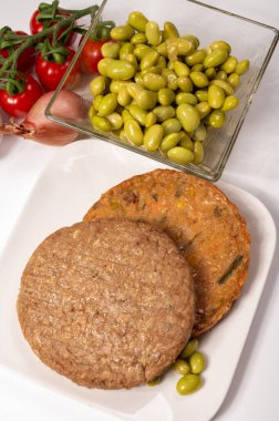 Pişmemiş vejetaryen köfteler veya hamburgerler tahıl, soya fasulyesi, sebze ve baklagillerden yapılır.