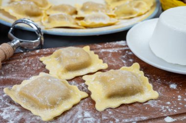 İtalyan yemeği, taze ev yapımı makarna ravioli köftesi ricotta yumuşak peynirli ve şampiyon porcini mantarlı, Parma, Emilia Romagna, İtalya, kapatın.