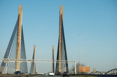 Hollanda 'da karayolu ihlali, Hollanda otoyollarında yüksek kaliteli asfalt üzerinde güvenli sürüş, A2, trafik sıkışıklığı sorunları, yol sıkıntısı, çok sayıda araba, yoğun saatler, trafik işaretleri