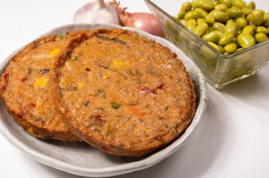 Pişmemiş vejetaryen köfteler veya hamburgerler tahıl, soya fasulyesi, sebze ve baklagillerden yapılır.