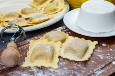 İtalyan yemeği, taze ev yapımı makarna ravioli köftesi ricotta yumuşak peynirli ve şampiyon porcini mantarlı, Parma, Emilia Romagna, İtalya, kapatın.